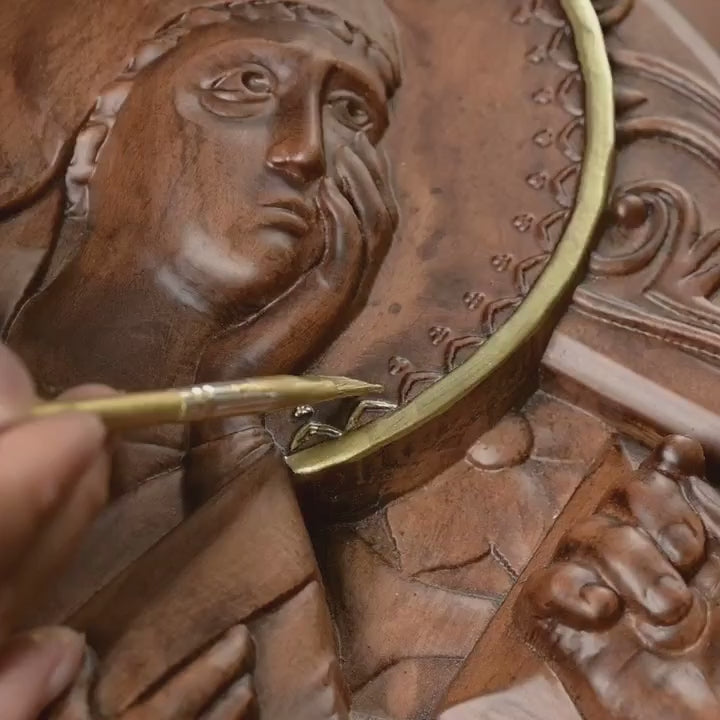 The finishing: gold laid by hand onto the carving, coat by coat